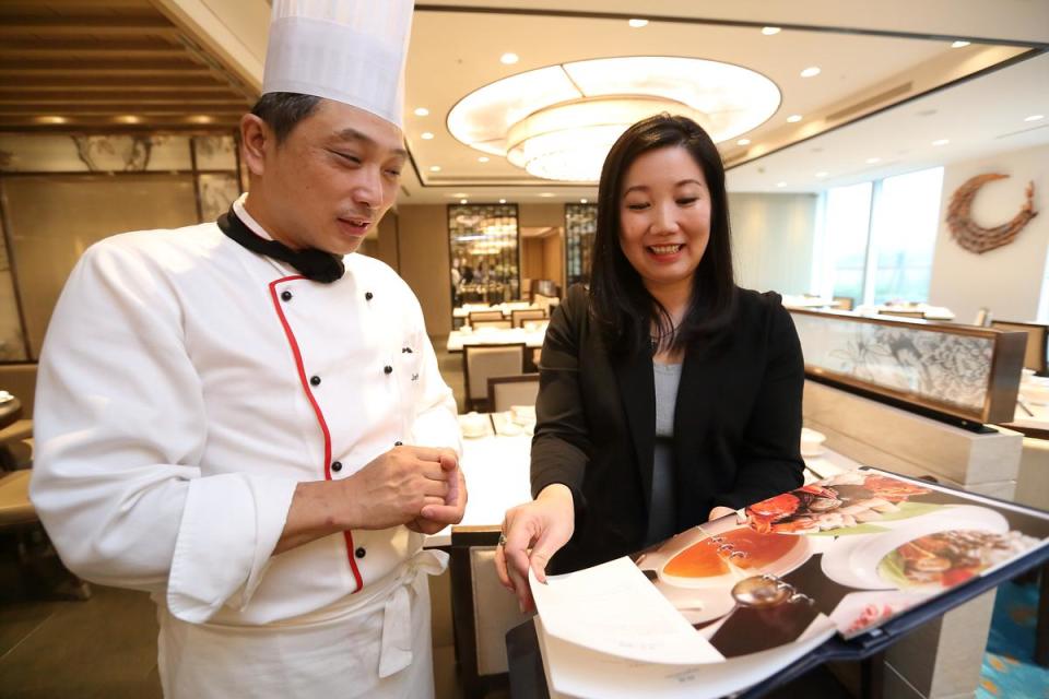 連六福萬怡酒店內的菜單設計，莊豐如都親自參與討論。