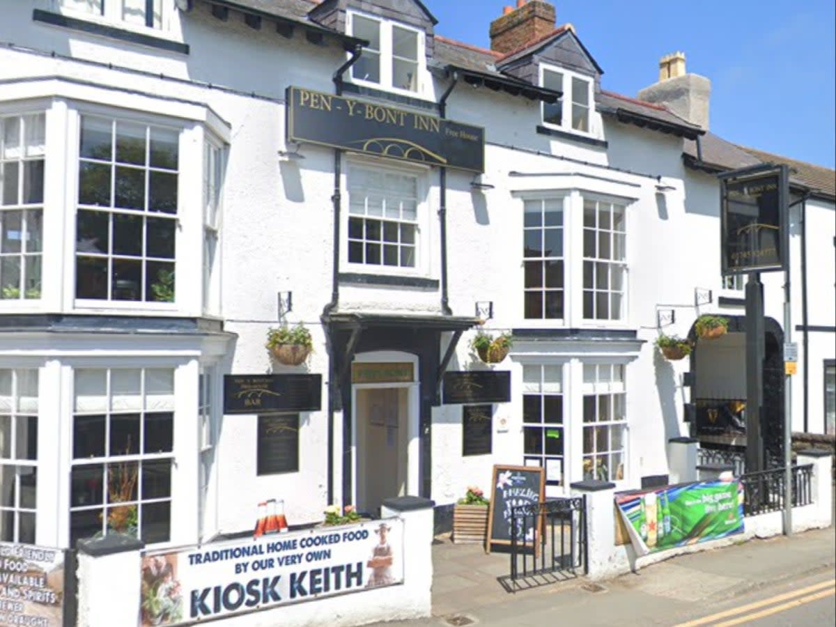 Pen-y-Bont pub in Abergele put up new signs reading ‘The Bridge Head’  (Google Maps)