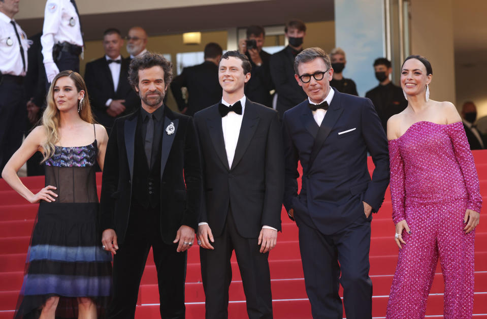 Matilda Anna Ingrid Lutz, from left, Romain Duris, Finnegan Oldfield, director Michel Hazanavicius, and Berenice Bejo pose for photographers upon arrival at the opening ceremony and the premiere of the film 'Final Cut' at the 75th international film festival, Cannes, southern France, Tuesday, May 17, 2021. (Photo by Vianney Le Caer/Invision/AP)