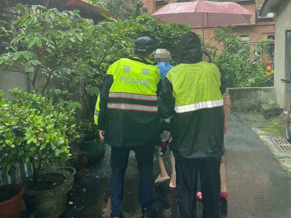 由於近日午後雷陣雨發達，老翁被困在大雨中，只能無助的呆坐在路邊淋著大雨不知如何是好。圖：讀者提供