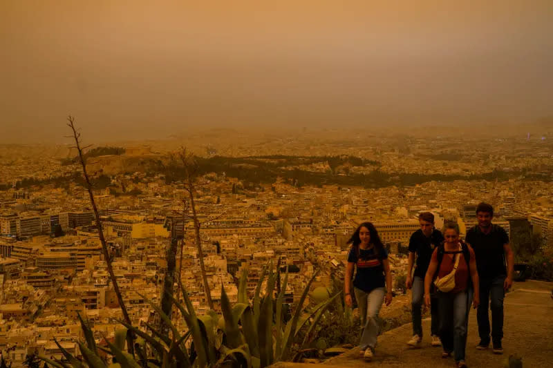 ▲希臘雅典受到來自北非的沙塵暴影響，全城陷入一片橘色。（圖／美聯社／達志影像）