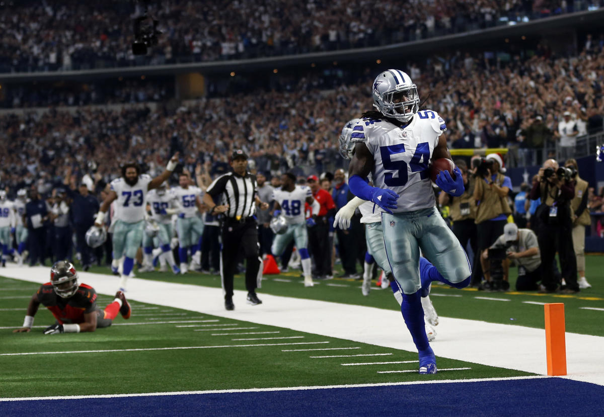 Dallas Cowboys middle linebacker Jaylon Smith (54) lines up