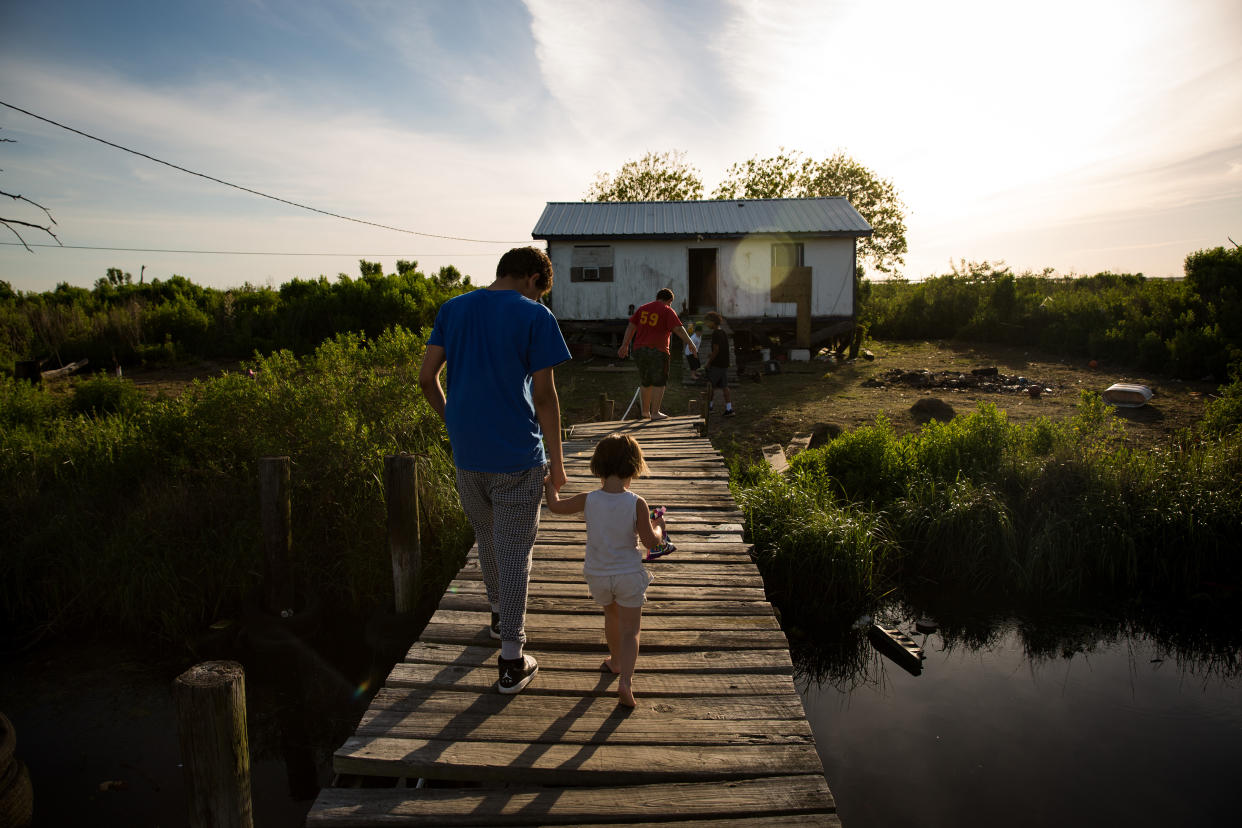 Antiguos muelles e infraestructuras, que antes estaban al borde del agua, ahora se encuentran en medio de una gran zona de lecho lacustre expuesto en el Gran Lago Salado en Utah, el 14 de marzo de 2022. (Bryan Tarnowski/The New York Times)