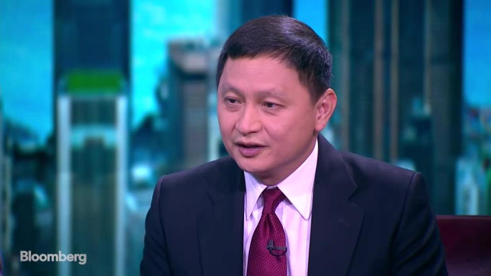 Singapore Airlines CEO Goh Choon Phong discusses the impact of oil prices and global trade tensions on the airline’s business. (Screengrab from Bloomberg Video)