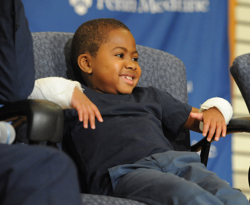 <p>Mit acht Jahren verpflanzten Ärzte dem Amerikaner Zion Harvey im Jahr 2015 zwei neue Hände. Nach einer komplizierten Infektion hatten dem Kind beide Hände und beide Füße amputiert werden müssen<b>.</b> Die doppelte Transplantation glückte. Heute liebt der kleine Zion Sport, besonders gerne spielt er Basketball. (Bild: Getty Images)</p>