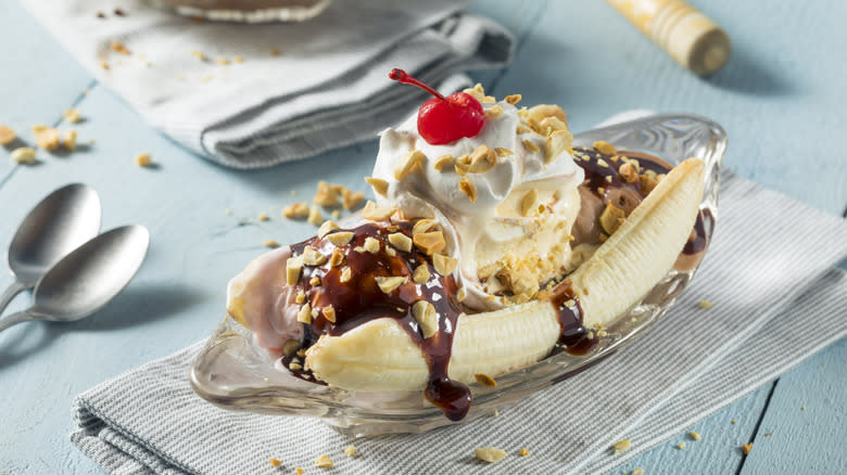 banana split with nuts