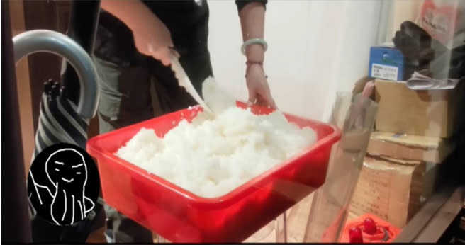 YouTuber蝦土豆意外直擊到，超哥日料店店員料理醋飯，竟然使用塑膠盆裝，而非一般使用的木桶。(圖／YouTube@tudoshrimp)