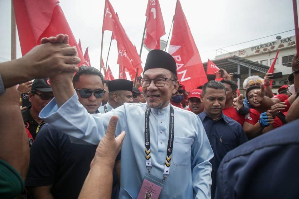 Pakatan Harapan (PH) Tambun candidate, Datuk Seri Anwar Ibrahim with supporters at Nomination Centre P.063 Dewan Sri Kledang Institut Latihan Perindustrian in Ipoh, Perak, November 11, 2022. — Picture by Farhan Najib