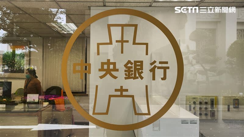 央行宣布今年Q2不升息，維持重貼現率、擔保放款融通利率及短期融通利率，分別為年息2%、2.375%及4.25%。（圖／記者陳韋帆攝影）