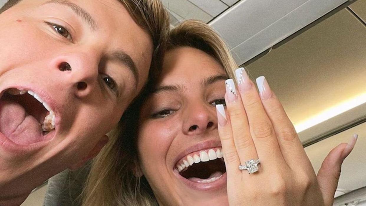 Lele Pons y Guaynaa mostrando el anillo de compromiso de la influencer