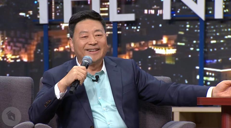 前中國央視記者王志安上《賀瓏夜夜秀》的發言被控歧視身障，但他反嗆消費身障的是民進黨的造勢手法。（翻攝自YouTube  STR Network）