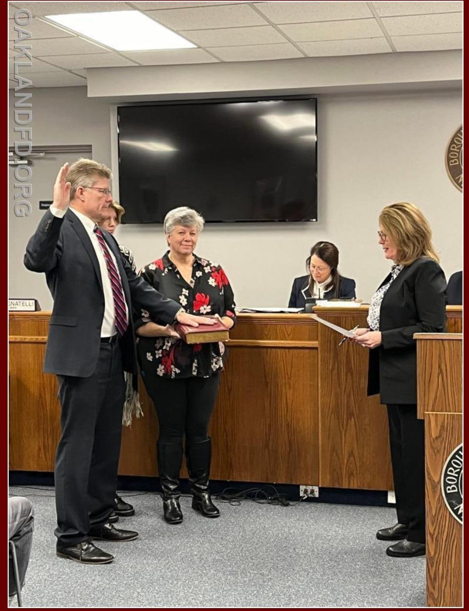State Sen. Holly Schepisi (R-Dist. 39) issues the oath of office to Oakland Mayor Eric Kulmala Jan. 7 while his wife Brenda holds the Bible.