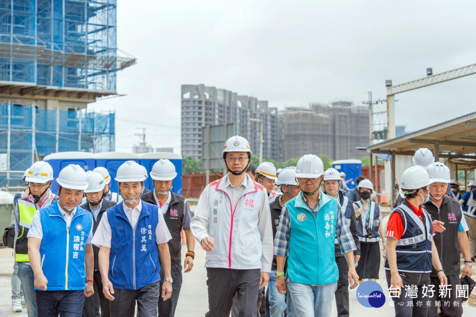 桃園市長張善政視察「航空城安置住宅進度」。