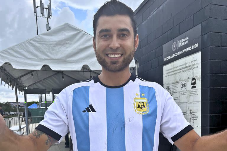 La sonrisa del empleado que se fue con la firma de Messi en su camiseta