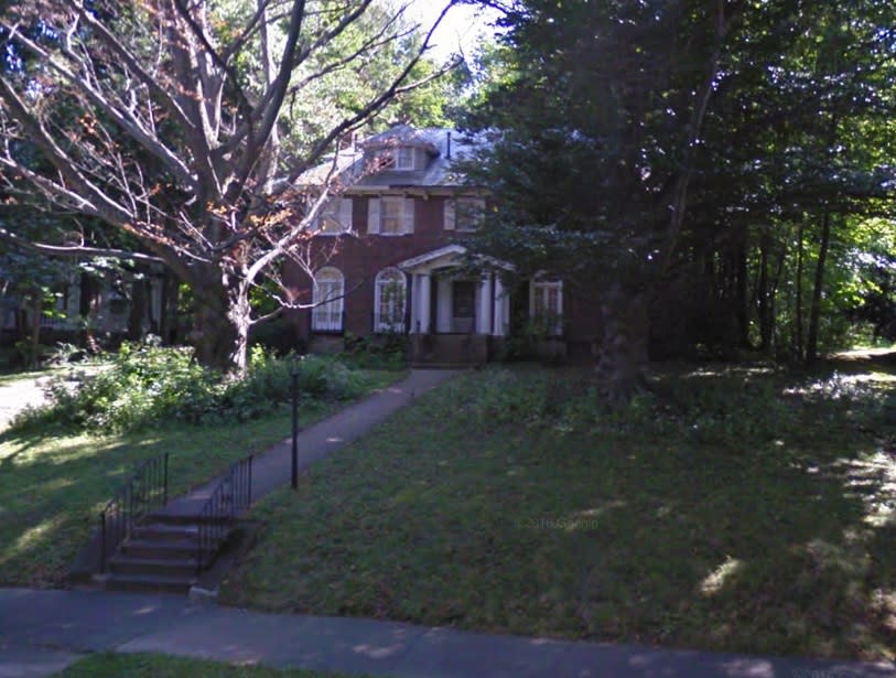 La casona en Brookline, cerca de Boston, donde una mujer mantuvo insepulto el cadáver de su hermana por cerca de un año y medio. (Google Maps)