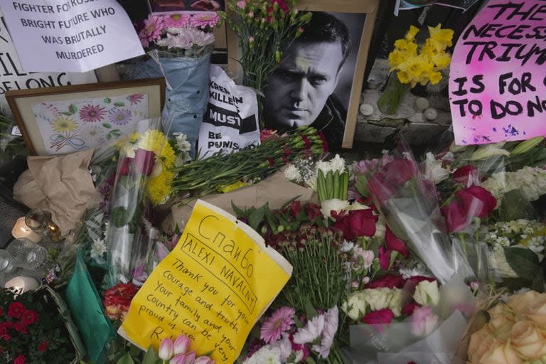 Flores y retratos frente a la embajada rusa para conmemorar la muerte de Alexei Navalny en Londres, el lunes 19 de febrero de 2024.