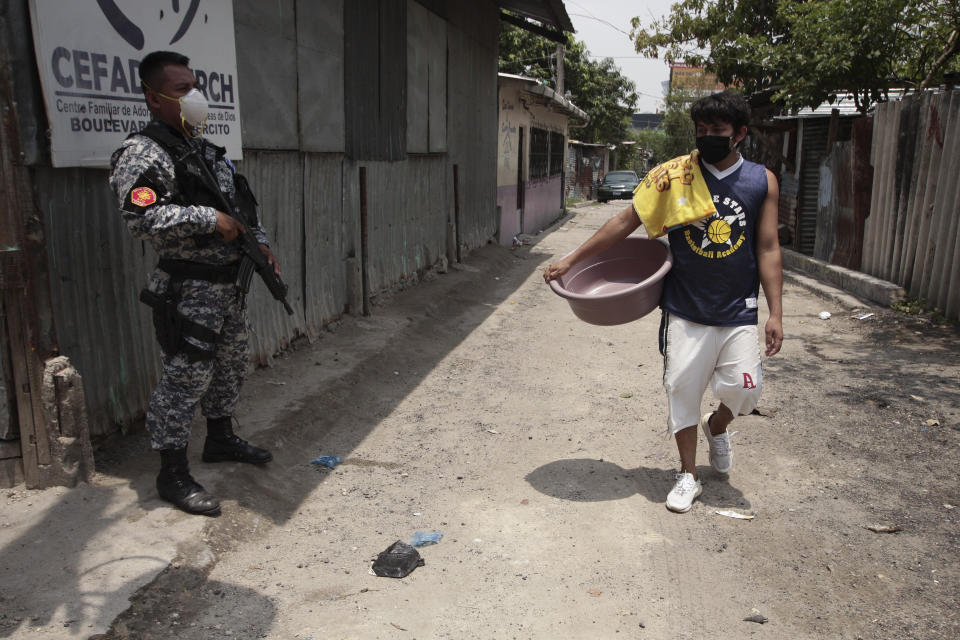 Un hombre camina por una calle en San Salvador, El Salvador, el 12 de mayo de 2020. (AP Foto/Salvador Meléndez)