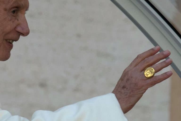 El anillo del pescador que llevaba Benecito XVI durante su pontificado.
