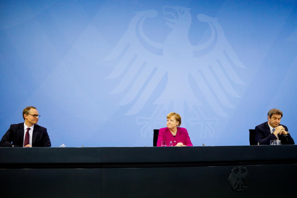 Michael Müller, Angela Merkel und Markus Söder bei der Bekanntgabe der Beschlüsse (Biild: Markus Schreiber/Pool via REUTERS)