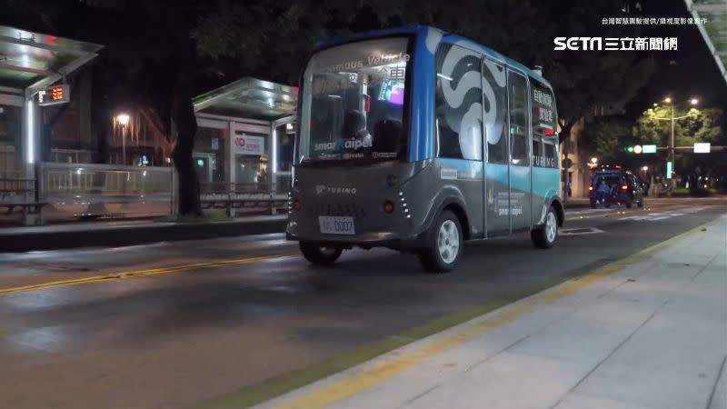 藍色車身的自駕巴士測試時還被稱作「幽靈公車」。（圖／台灣智慧駕駛提供）