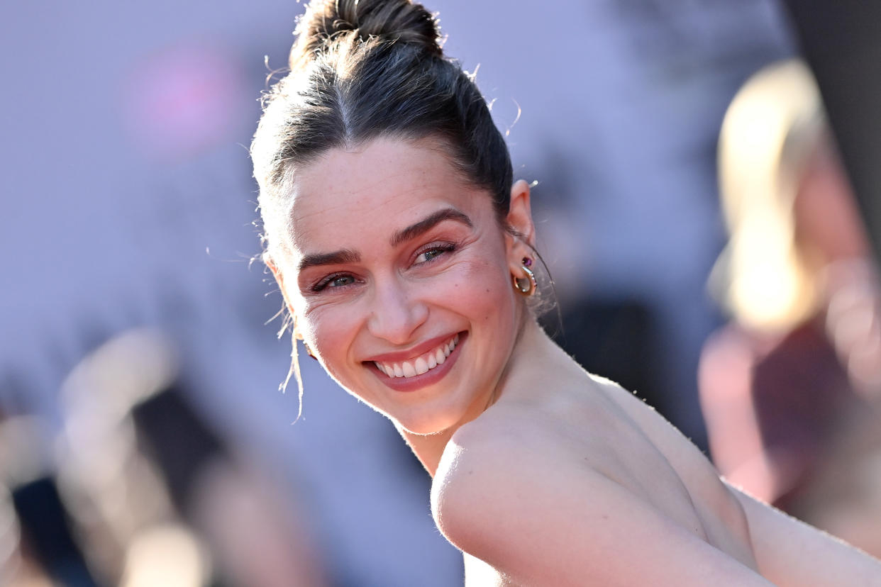 LOS ÁNGELES, CALIFORNIA - 13 DE JUNIO: Emilia Clarke asiste al evento de lanzamiento de la nueva serie 