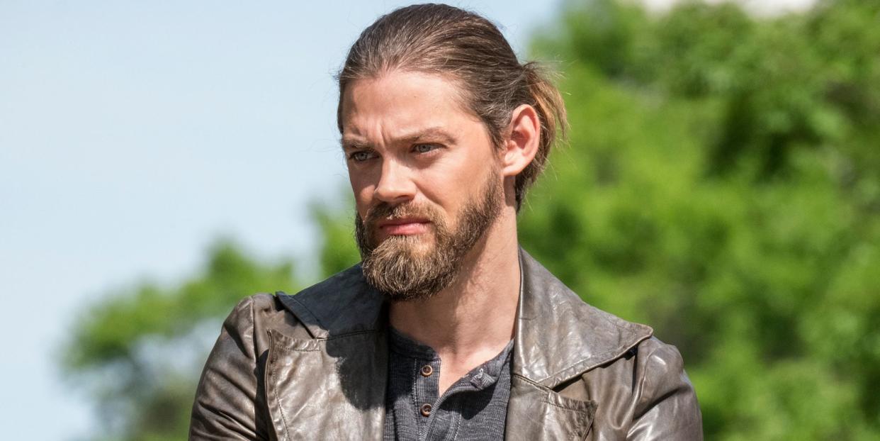 tom payne as paul 'jesus' rovia riding a horse, the walking dead season 9