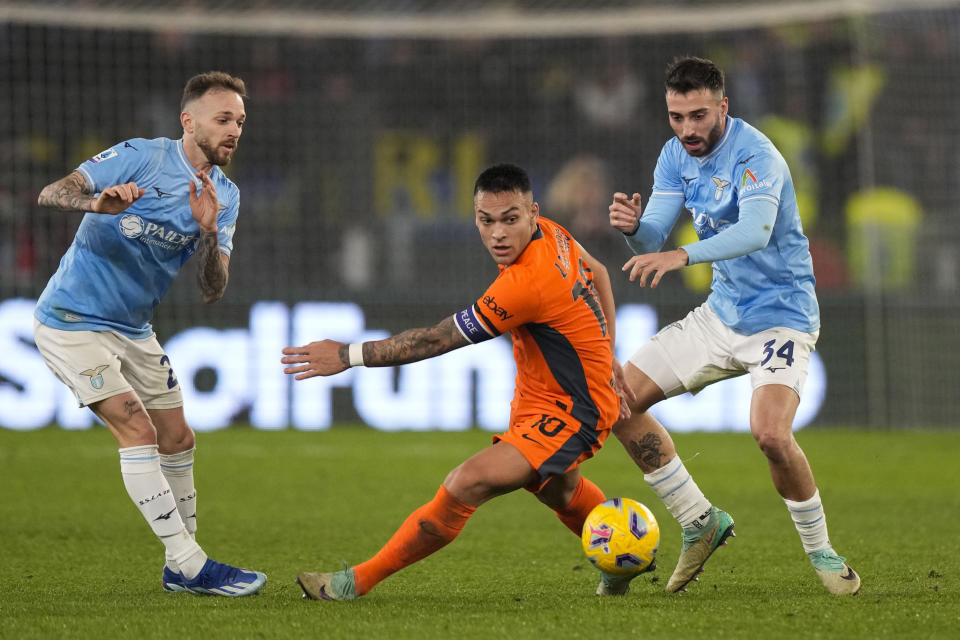 Lautaro Martínez (izquierda) del Inter de Milán pugna el balón con Mario Gila de la Lazio en el partido de la Serie A, el domingo 17 de diciembre de 2023, en Roma. (AP Foto/Andrew Medichini)