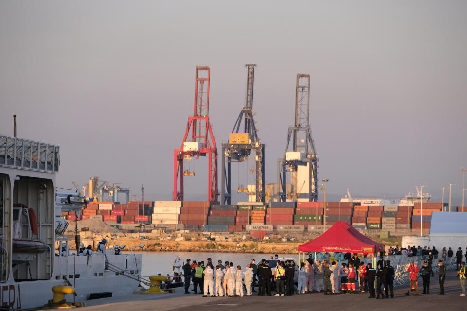 Refugees arrive in Valencia on board the Aquarius