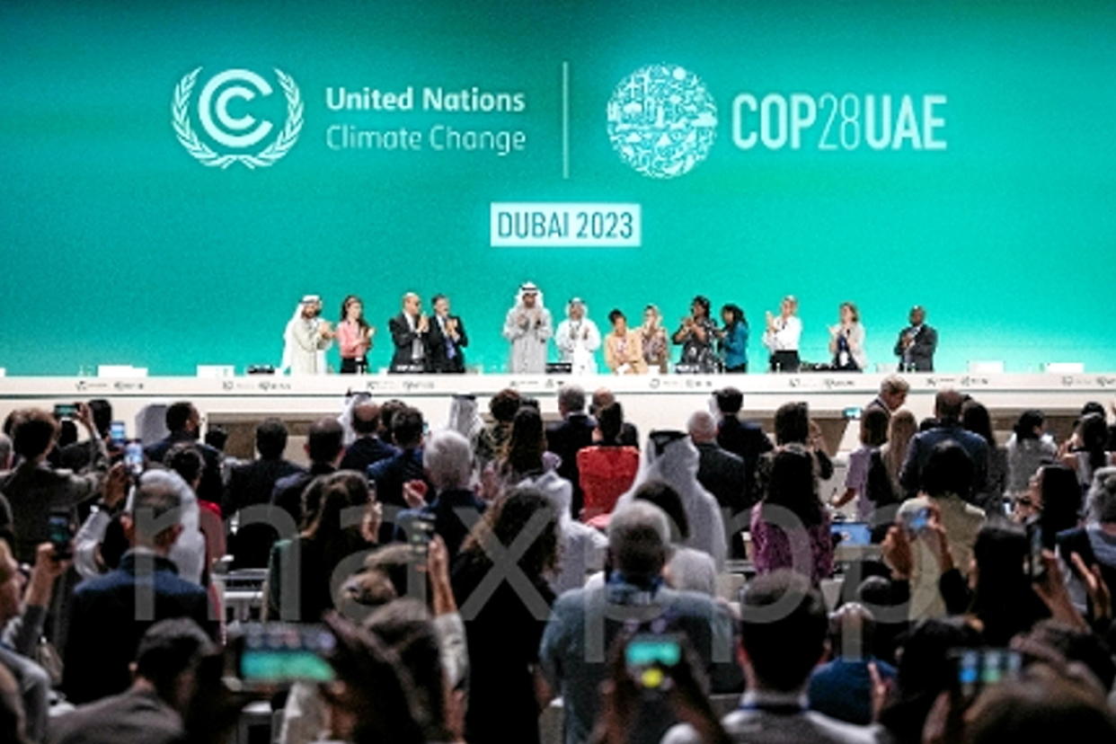Les participants étaient réunis autour du président de la COP28, Sultan Ahmed al-Jaber (cinquième en partant de la gauche), qui a parlé de cet accord comme offrant un « changement transformateur ».  - Credit: