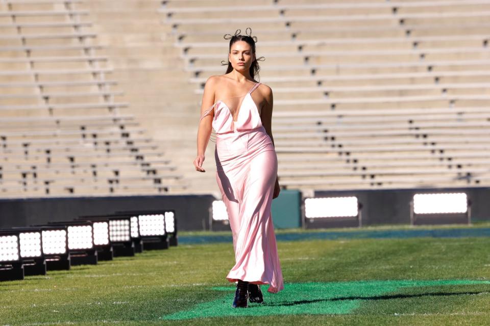 Xenia mit ihrem persönlichen "Nipplegate": Beim Entscheidungs-Walk in einem Football-Stadion stand die Studentin plötzlich obenrum "im Freien". (Bild: ProSieben/Sven Doornkaat)