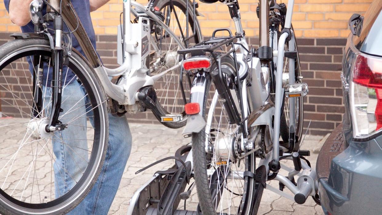 Bei Fahrradträgern für die Anhängerkupplung müssen die Räder nicht so hoch gehoben werden - das ist gerade für schwerere Räder wie Pedelecs praktisch.