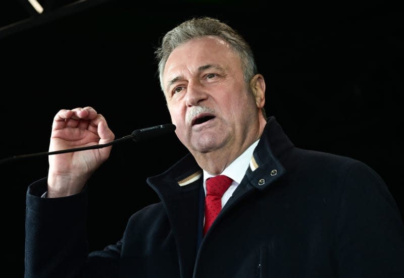 Claus Weselsky, chairman of the German Train Drivers' Union, speaks at a GDL rally on Schlossplatz. The train drivers' union GDL has called on Deutsche Bahn employees to strike. Bernd Weißbrod/dpa