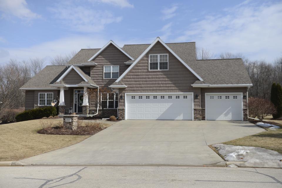 Former Green Bay Packers coaching assistant Ruvell Martin listed his house in Ledgeview for sale.