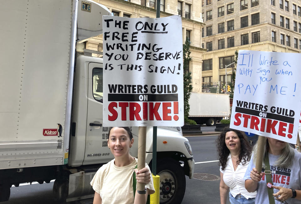 Trabajadoras en huelga con letreros fuera de los estudios de Netflix el 9 de agosto de 2023, en Nueva York. Las huelgas en Hollywood cumplen 100 días. (Foto AP/Jocelyn Noveck)