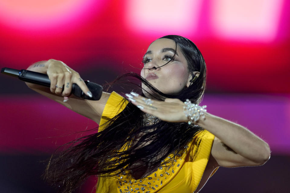 La cantante argentina y antigua YouTuber María Becerra durante su concierto en el estadio River Plate en Buenos Aires, Argentina, el viernes 22 de marzo de 2024. (Foto AP/Natacha Pisarenko)