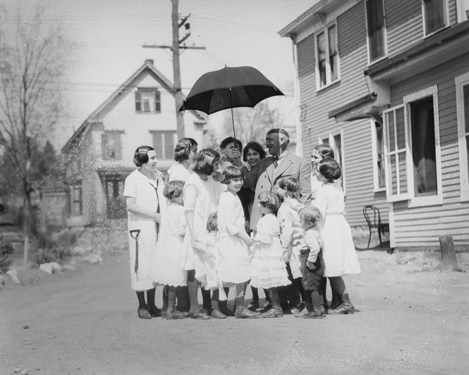 Todo el clan bajo un único paraguas. Sin dudas, otra increíble placa lograda por este famoso fotógrafo que trabajó en el periódico local de Boston entre 1917 y 1956.      