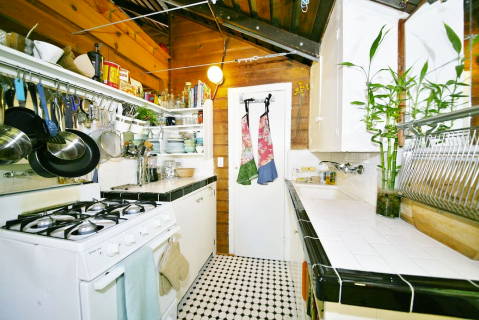 <p>Here’s the cozy kitchen. (Airbnb) </p>