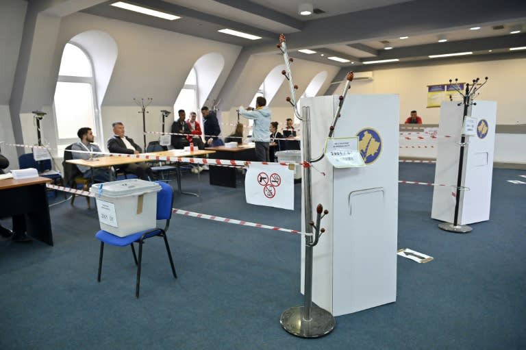 Un bureau de vote à Zvecan, le 21 avril 2024 au Kosovo, où quatre villes majoritairement serbes organisent un référendum sur la révocation de maires albanais (Armend NIMANI)