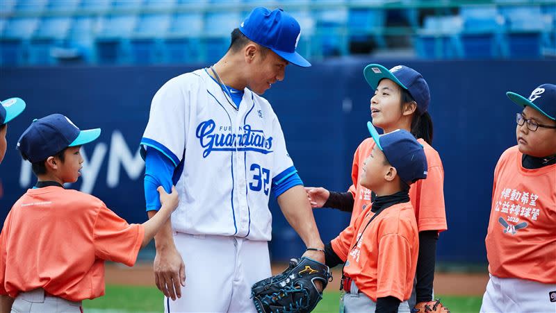 富邦悍將球員高孝儀與小球員互動。（圖／富邦悍將提供）