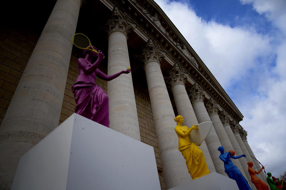 Copias de recnocidas estatuas griegas, incluyendo la Venus del Milo fueron instaladas en los escalones de la Asamblea Nacional de Francia el lunes 15 de abril del 2024. (AP Foto/Christophe Ena)