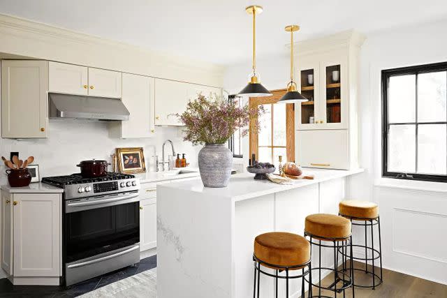 <p>KEYANNA BOWEN</p> This serene, neutral kitchen is rooted in early 2000s style.