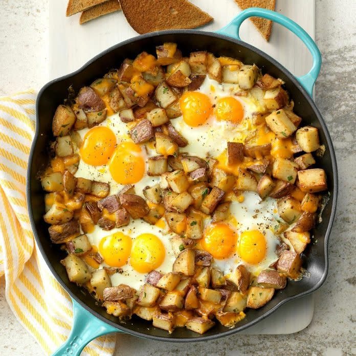 Baked Cheddar Eggs Potatoes Exps Cwfm19 134913 C10 12 5b 6