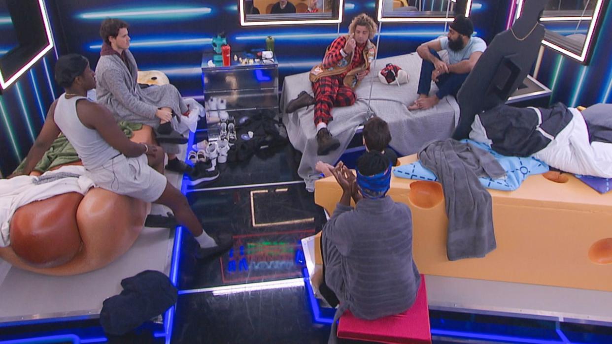  Group shot of The Houseguests . 