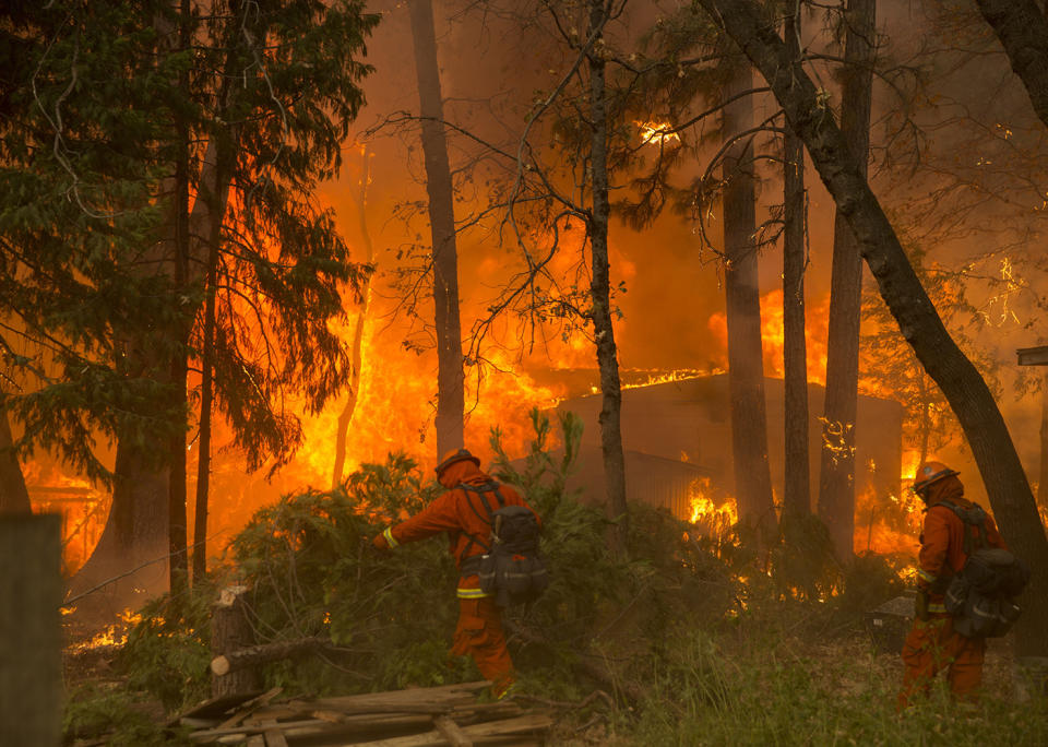 Convict crews clear fuel around houses in the Paradise Pines neighbourhood of Magalia Source: EPA via AAP