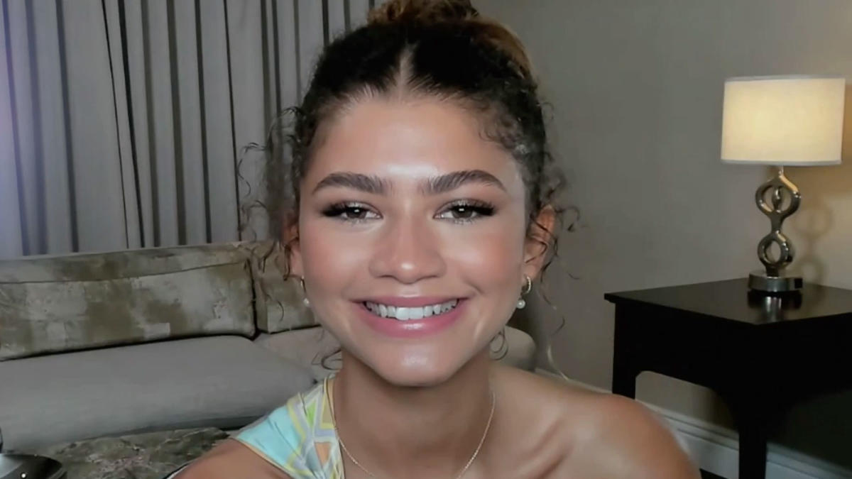 Zendaya Loves Surprising Fans At Children's Hospitals With Tom Holland ...