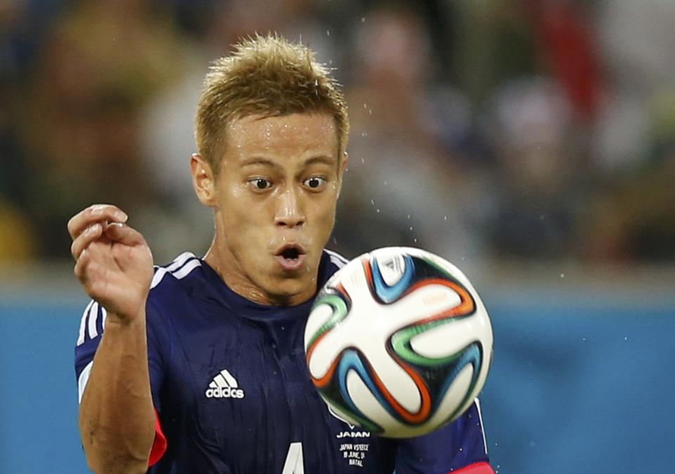 Japan's Keisuke Honda eyes the ball during their 2014 World Cup Group C soccer match against Greece at the Dunas arena in Natal June 19, 2014. REUTERS/Toru Hanai (BRAZIL - Tags: SOCCER SPORT WORLD CUP TPX IMAGES OF THE DAY)