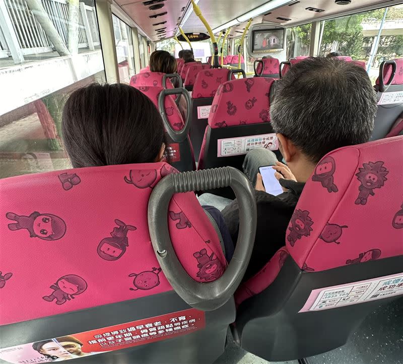 一對夫妻搭公車時播放抖音影片，音量大到影響全車乘客。（圖／翻攝自臉書西環變幻時）