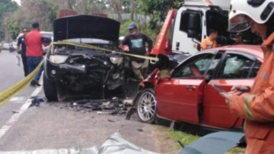 駕駛為閃避蟒蛇，卻失控直撞對向轎車慘死公路。（圖／翻攝自中國報）