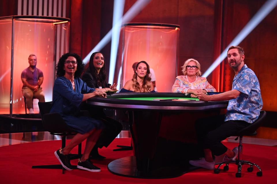 Wenn die Männer nichts zu melden haben: Am Spieltisch ziehen Alexandra Legat, Amira Pocher, Christiane Zimmermann und Claudia Effenberg alle Fäden. (Bild: SAT.1 / Willi Weber)