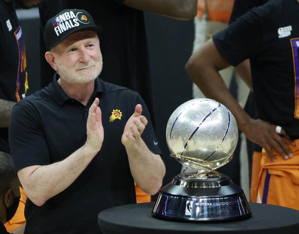 LOS ANGELES, CALIFORNIA - Robert Sarver, dueño de los Phoenix Suns, se para junto al trofeo de campeonato de la Conferencia del Oeste luego de que los Suns vencieran a los LA Clippers para ganar la serie en el Juego 6 de la Final de la Conferencia Oeste en el Staples Center el 30 de junio de 2021 en Los Angeles, California. (Foto de Harry How/Getty Images)